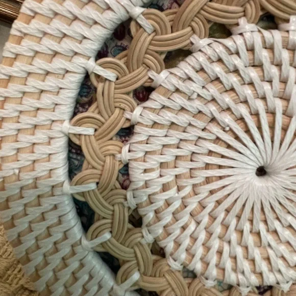 Round wicker crossbody purse - Picture 3 of 7